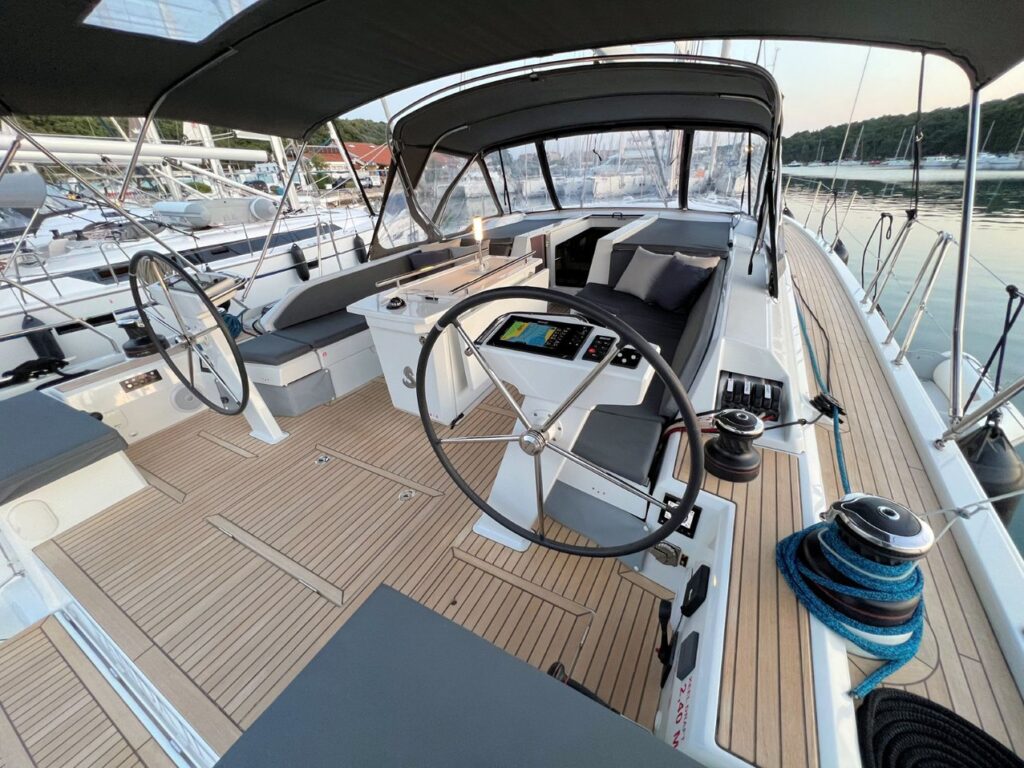 Yacht Image 12